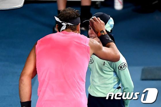 라파엘 나달(스페인)이 23일 호주 멜버른에서 열린 호주오픈 테니스 대회 남자 단식 2회전 경기 중 자신의 스트로크에 머리를 맞은 볼걸의 상태를 살피고 있다. © AFP=뉴스1