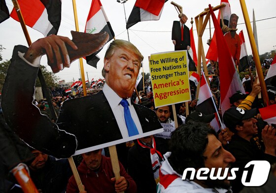 이라크 바그다드에서 24일(현지시간) 수천명이 미군 철수를 요구하며 시위를 벌였다. © 로이터=뉴스1