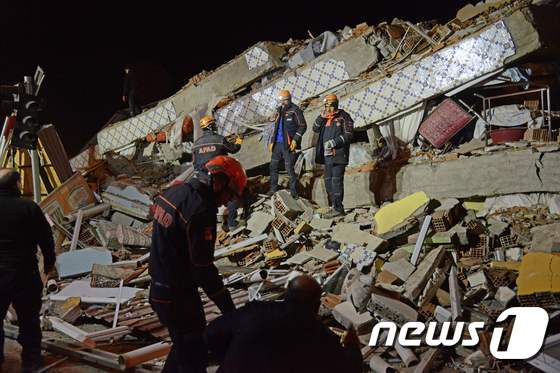 24일(현지시간) 터키 동부에서 발생한 규모 6.8 지진으로 무너진 건물. © AFP=뉴스1