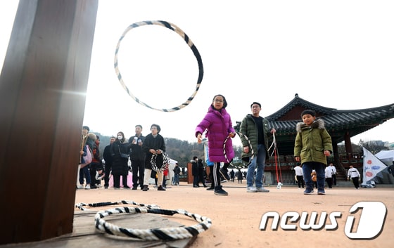 설날인 25일 오후 서울 중구 남산골 한옥마을에서 시민들이 고리던지기를 하고 있다. 2020.1.25/뉴스1 © News1 황기선 기자