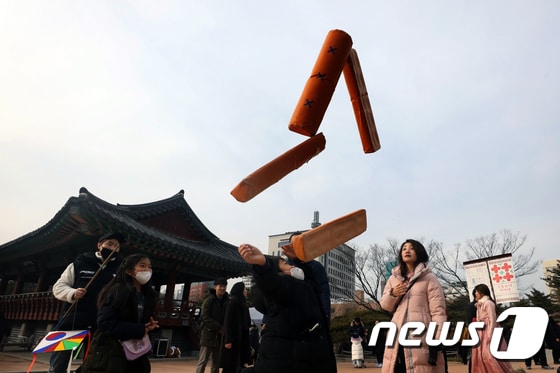 설날인 25일 오후 서울 중구 남산골 한옥마을에서 시민들이 윷놀이를 하고 있다. 2020.1.25/뉴스1 © News1 황기선 기자