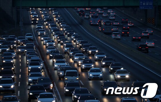 설 명절인 25일 오후 경기도 용인시 기흥구에서 바라본 경부고속도로가 귀성·귀경 차량들로 붐비고 있다. 2020.1.25/뉴스1 © News1 이승배 기자