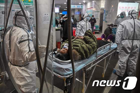 중국 후베이(湖北)성 우한(武漢)시 적십자병원에서 의료진이 신종 코로나바이러스 감염 의심 환자를 치료하고 있다. © AFP=뉴스1