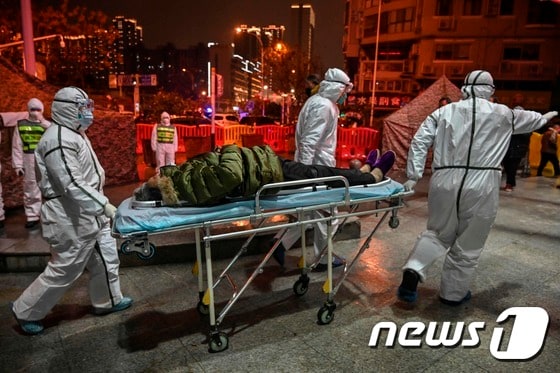 중국 의료진이 '우한폐렴' 감염 의심 환자를 이송 중이다. © AFP=뉴스1