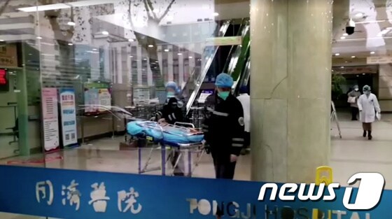 중국 후베이성 우한의 한 병원에서 의료진이 마스크를 쓰고 다니고 있다. © 로이터=뉴스1