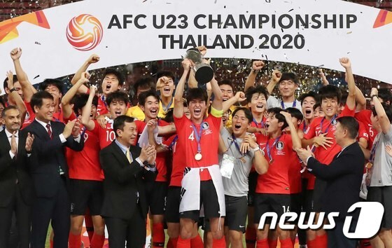 대한민국 U-23 대표팀이 26일 오후(현지시간) 태국 방콕 라자망갈라 스타디움에서 열린 '2020 아시아축구연맹(AFC) U-23 챔피언십' 사우디 아라비아와의 결승전에서 1:0으로 우승을 차지한 뒤 우승컵을 들어올리고 있다. 2020.1.27/뉴스1 © News1 민경석 기자