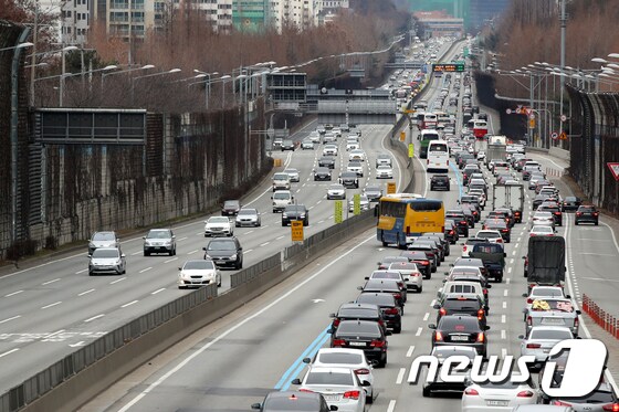 서초구 잠원IC 인근 경부고속도로. 2020.1.27/뉴스1 © News1 이광호 기자