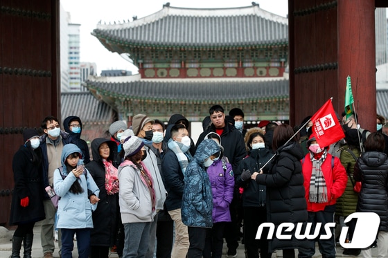 서울 종로구 경복궁을 찾은 중국인 단체 관광객들의 모습. 2020.1.27/뉴스1 © News1  