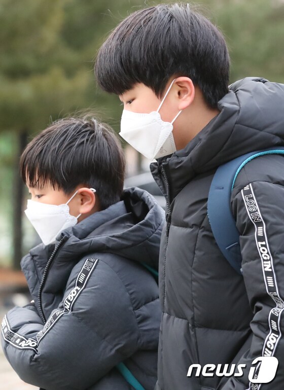 '우한 폐렴 경계' 마스크 착용한 초등학생
