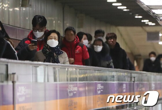 28일 서울 종로구 종로3가역에서 코로나19 예방을 위해 마스크를 쓴 시민들이 출근하고 있다. 2020.1.28/뉴스1 © News1 허경 기자