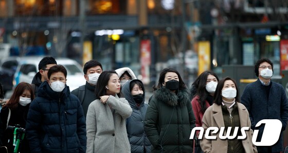 지난 28일 오전 서울 종로구 광화문 네거리에서 우한 폐렴(신종 코로나바이러스 감염증)을 대비해 마스크를 쓴 시민들이 출근하고 있다. 2020.1.28/뉴스1 © News1 안은나 기자