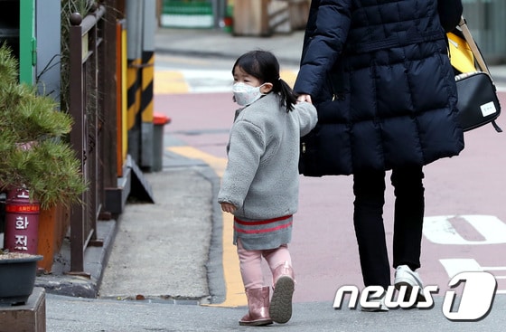 서울 종로구의 한 어린이집 원생들이 등원하고 있다. 2020.1.28/뉴스1 © News1 박정호 기자