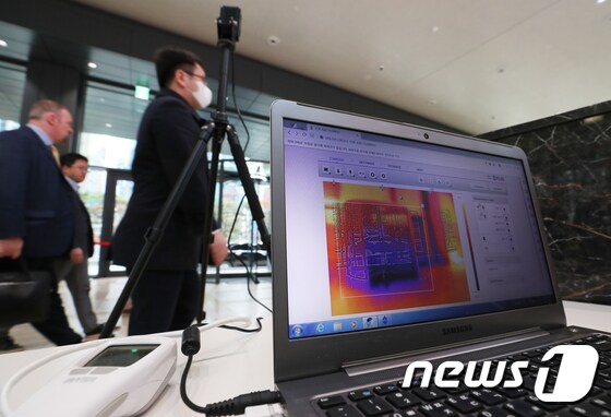 '우한폐렴' 서울 도심 빌딩에 설치된 열화상 카메라