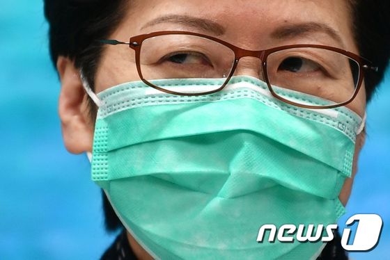 마스크를 쓰고 기자회견하는 캐리 람 홍콩 행정장관 © AFP=뉴스1