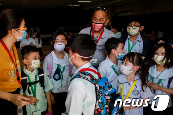 필리핀 케손시티 내 중국인 학교의 보호자와 학생들이 마스크를 착용하고 있다. © 로이터=뉴스1