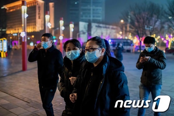 중국 베이징에서 마스크를 쓴 사람들이 거리를 다니고 있다. © AFP=뉴스1