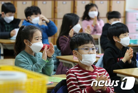 신종 코로나바이러스 감염증 예방을 위해 마스크를 착용한 채 수업하고 있는 초등학생들./뉴스1 © News1 김기태 기자