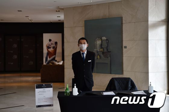 호텔 직원. © AFP=뉴스1