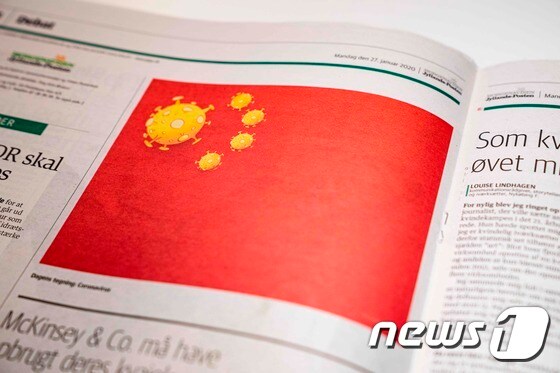 덴마크의 한 언론사가 1월 27일 중국의 국기인 오성홍기를 패러디해 '오균홍기'를 만들었다. 오성홍기에 있는 다섯 개의 별을 바이러스 이미지로 바꿨다. © AFP=뉴스1 © News1 박형기 기자