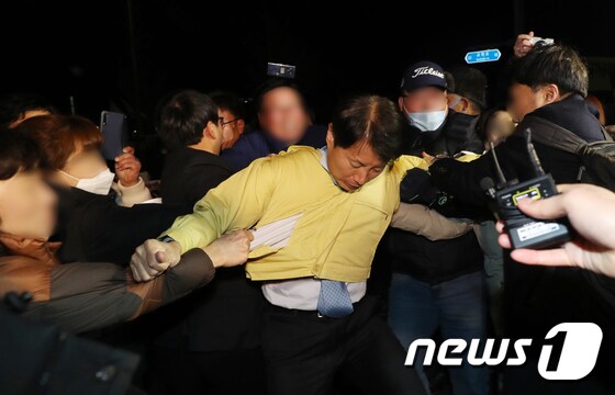 "진천은 안돼" 주민 항의에 옷 찢어진 김강립 복지부 차관