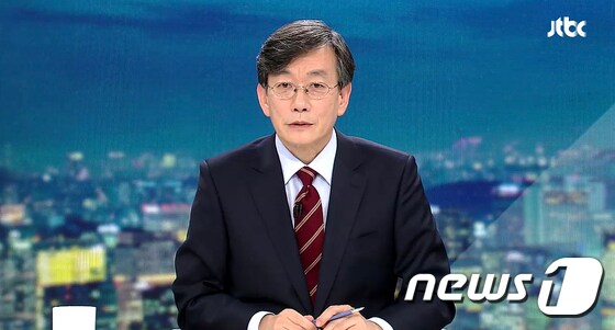 손석희 JTBC 대표이사가 2일 경기 고양시 일산 JTBC 스튜디오에서 'JTBC 뉴스룸 신년특집 대토론 2020'을 진행하고 있다.. (JTBC 화면 캡처) 2020.1.2/뉴스1