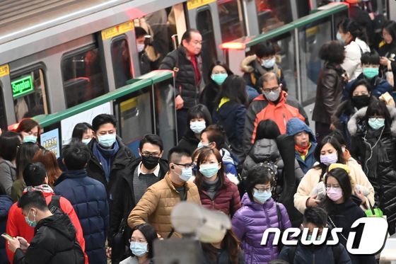 30일(현지시간) 춘제 연휴를 마치고 타이페이로 돌아온 대만인들이 신종 코로나 바이러스 감염을 막기 위해 마스크를 쓰고 지하철을 내리고 있다. © AFP=뉴스1 © News1 우동명 기자