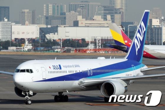 중국 우한에서 출발한 일본 정부의 두 번째 전세기가 30일 도쿄 하네다 국제공항에 들어오고 있다. © AFP=뉴스1