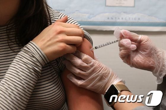미국 캘리포니아주 샌프란시스코 한 병원에서 한 여성이 독감 백신 주사를 맞고 있다. © AFP=뉴스1