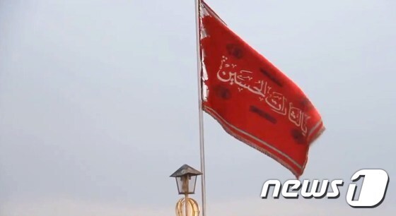 4일(현지시간) 이란 시아파 성지 쿰에 위치한 잠카란 모스크에 '피의 복수'를 뜻하는 붉은 깃발이 내걸였다. (이란 국영TV 캡처)2020.1.5/뉴스1