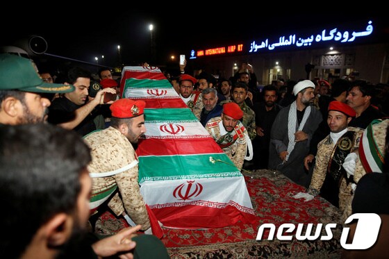 5일(현지시각) 이란 아흐바즈 국제공항에서 미군의 바그다드 공항 공습으로 사망한 이란 군부 실세 거셈 솔레이마니 쿠드스군 사령관의 관이 도착하고 있다. © 로이터=뉴스1