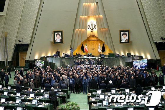 5일(현지시간) 테헤란 의회에서 의원들이 거셈 솔레이마니 혁명수비대 쿠드스군 사령관의 미군의 공습 사망에 항의하며 “미국에 죽음을” 외치고 있다. © AFP=뉴스1 © News1 우동명 기자