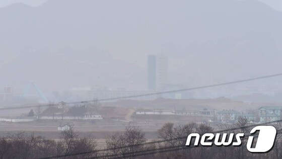 경기도 파주 DMZ내에 위치한 대성동 마을회관 옥상에서 본 북한 기정동 마을 넘어 보이는 안개 낀 개성공단. 1.7 사진공동취재단