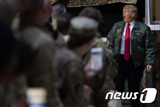 지난 2018년 이라크 서부 아인알아사드 공군기지에 방문했던 도널드 트럼프 미국 대통령의 모습. <자료사진> © AFP=뉴스1