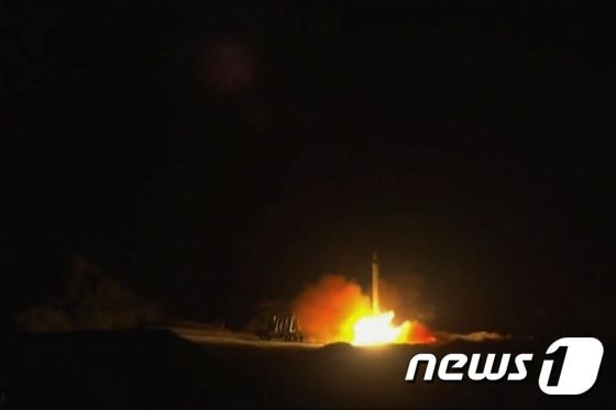 이란 국영방송인 이란 프레스TV가 8일 혁명수비대가 미군이 주둔한 이라크 아인알아사드 공군기지를 향해 미사일을 발사했다며 관련 장면을 보도했다. © AFP=뉴스1