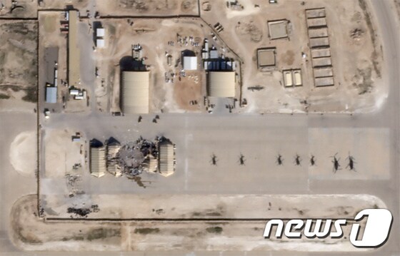 위성사진으로 본 이라크 서부 아인 알아사드 미 공군기지 피해 상황 © 로이터=뉴스1