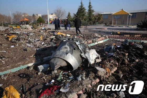 지난 8일(현지시간) 테헤란의 이맘호메이니 국제공항을 이륙한 직후 추락한 우크라이나항공 여객기의 동강난 잔해. © AFP=뉴스1