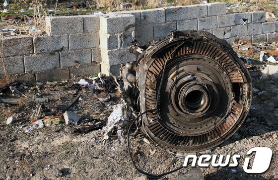 지난 8일(현지시간) 이란 테헤란의 이맘호메이니 국제공항을 이륙한 직후 추락한 우크라이나국제항공 여객기 잔해. © AFP=뉴스1