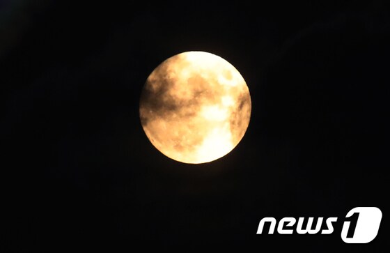보름달. 2020.10.1/뉴스1 © News1 송원영 기자