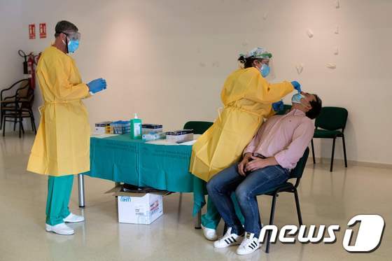 스페인 마드리드에서 의료진이 코로나19 진단 검사를 하고 있다. © AFP=뉴스1