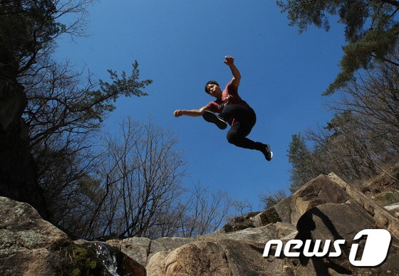 김지호씨가 도봉산 바위 사이를 뛰어 넘고 있다.© 뉴스1이길우 객원대기자