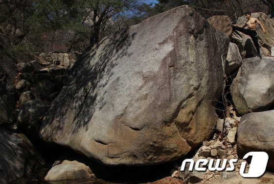 김지호씨가 도봉산에서 파쿠르하기전 준비운동 하고 있다.© 뉴스1 이길우 객원대기자