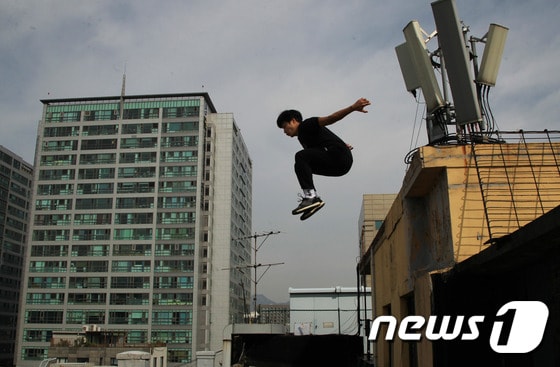 파쿠르 장인 김지호씨가 서울 도심 건물 사이를 뛰어 넘고 있다.© 뉴스1 이길우 객원대기자
