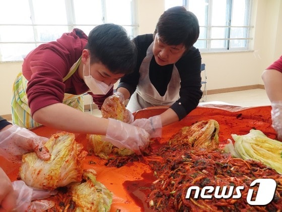 장은주 교장이 학생들과 김장체험교육을 하는 모습. /© 뉴스1