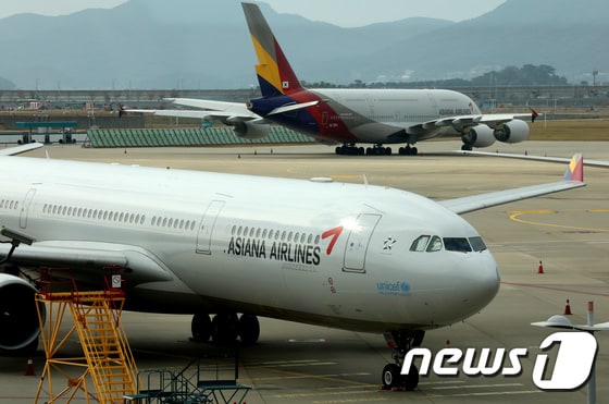  인천국제공항공사 1터미널 계류장에 있는 아시아나여객기의 모습.2020.10.12/뉴스1 © News1 정진욱 기자