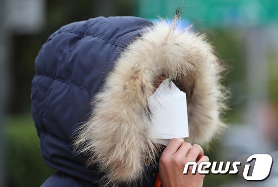 올 가을 들어 가장 쌀쌀한 날씨를 보인 15일 서울 종로구 광화문일대에서 털모자를 뒤집어 쓴 시민이 지나가고 있다. 2020.10.15/뉴스1 © News1 이성철 기자