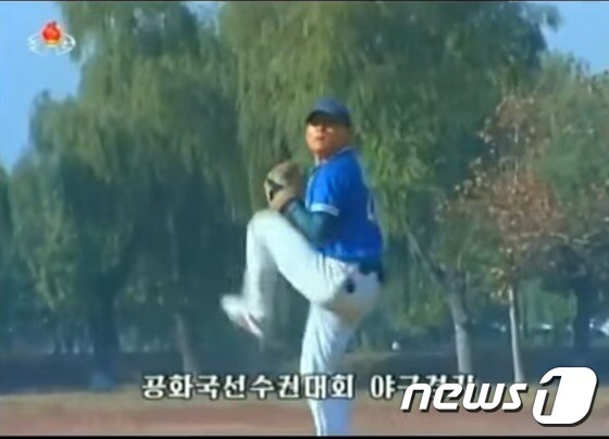 북한 내에서 공화국선수권대회 야구경기가 진행되는 모습. (조선중앙TV 갈무리)© 뉴스1