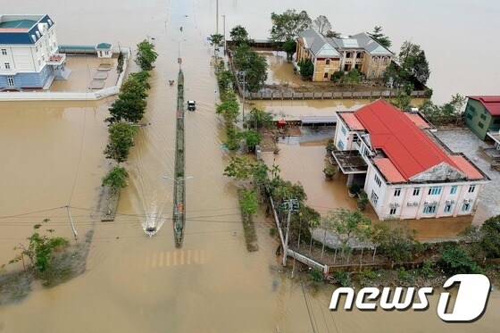 15일 (현지시간) 폭우가 내린 베트남 후에에서 물에 잠긴 주택과 도로의 모습이 보인다. © AFP=뉴스1 © News1 우동명 기자