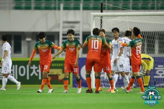 강원FC가 인천을 3-1로 꺾으면서 1부 잔류를 확정했다. (한국프로축구연맹 제공) © 뉴스1
