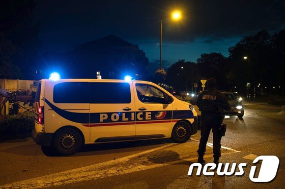 16일(현지시간) 프랑스 교사를 살해한 용의자가 사살된 현장에서 경비 중인 프랑스 경찰들. © AFP=뉴스1