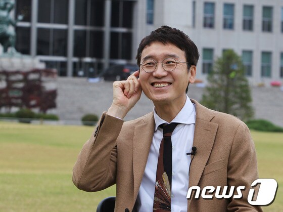 김웅 의원이 뉴스1과의 인터뷰 도중 환하게 웃고 있다.© 뉴스1 이길우 객원대기자